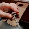 Tru-Mi Chosen 摯友戀人對戒金工製作過程，職人手工打磨交纏雙心戒身