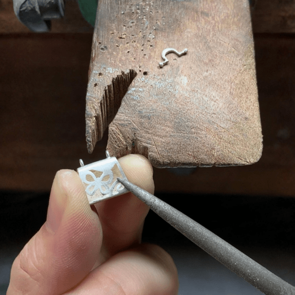 春天的秘密項鍊蝴蝶細節手工製作 Tru-Mi 金工師手工修整春天的秘密項鍊蝴蝶紋樣