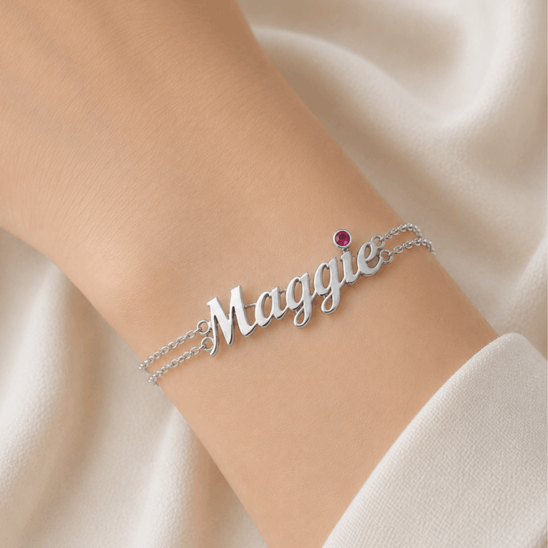 Mi系列訂製告白手鍊|Maggie名字手鍊佩戴圖 女性手腕佩戴 Tru-Mi Mi系列 Maggie英文名字訂製告白手鍊