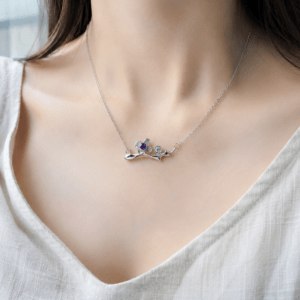Memory系列花朵套鍊|佩戴主圖 女性佩戴Tru-Mi Memory系列紫色花朵與白色鋯石套鍊