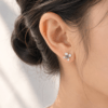 Memory 系列單花耳環|佩戴情境 女性佩戴 Tru-Mi Memory 系列紫色鋯石單花耳環