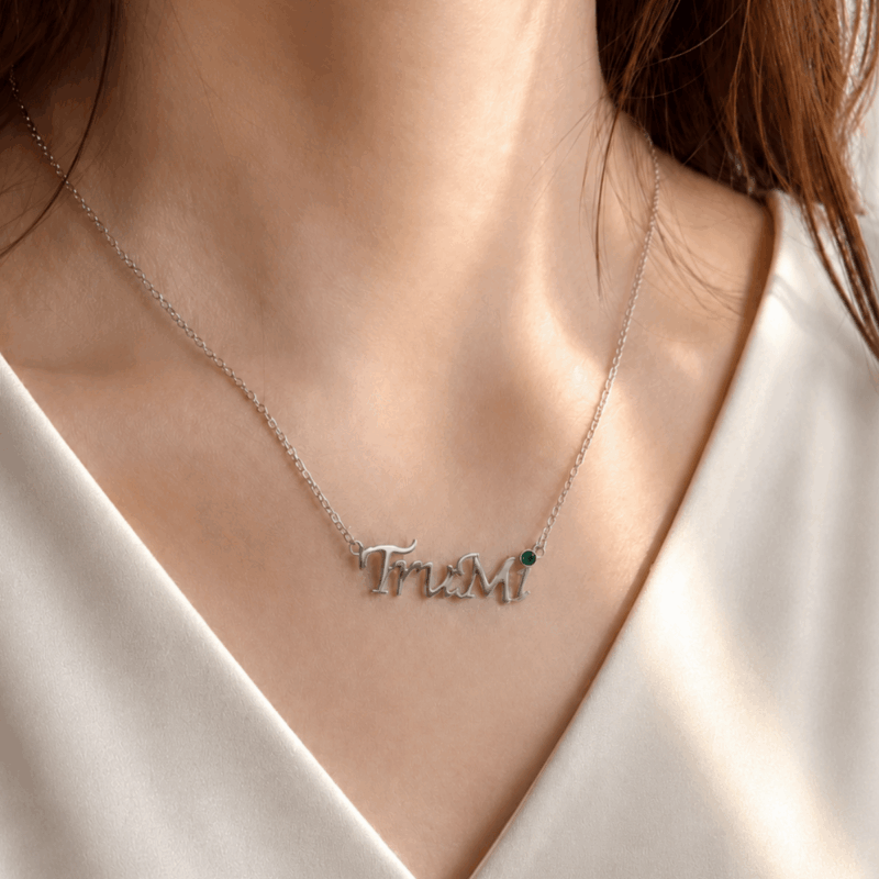 Mi系列|Tru-Mi品牌項鍊 佩戴近拍 女性佩戴 Mi系列 Tru-Mi品牌項鍊,字牌項鍊自然垂落鎖骨間