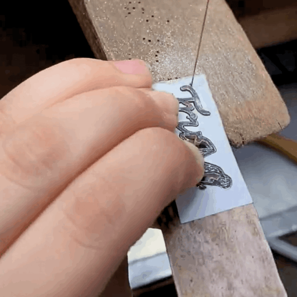 Mi系列|Tru-Mi品牌項鍊 手作製作過程 Tru-Mi 品牌項鍊手作製作過程,金工切割字樣吊牌細節