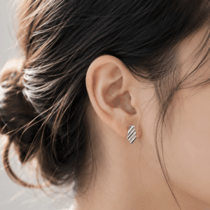 Resilience 系列斜紋耳環|佩戴近拍 女性佩戴 Tru-Mi Resilience 系列銀色斜紋領帶耳環近拍