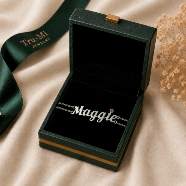 Tru-Mi Mi系列 Maggie訂製告白手鍊置於深綠色品牌珠寶禮盒中