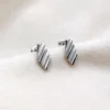 Resilience系列-斜紋耳環|側面細節 Tru-Mi Resilience系列-斜紋耳環,側面細節照