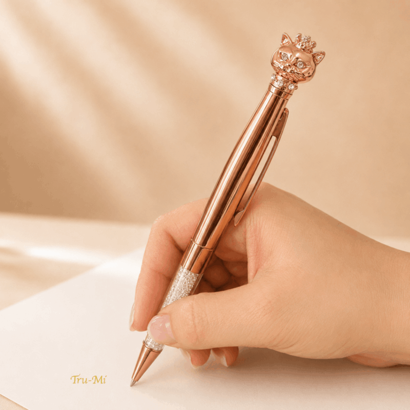 Tru-Mi 玫瑰金貓皇珠寶筆書寫情境 Tru-Mi 玫瑰金貓皇珠寶筆書寫情境,皇冠貓咪造型搭配水鑽與透明水晶筆身